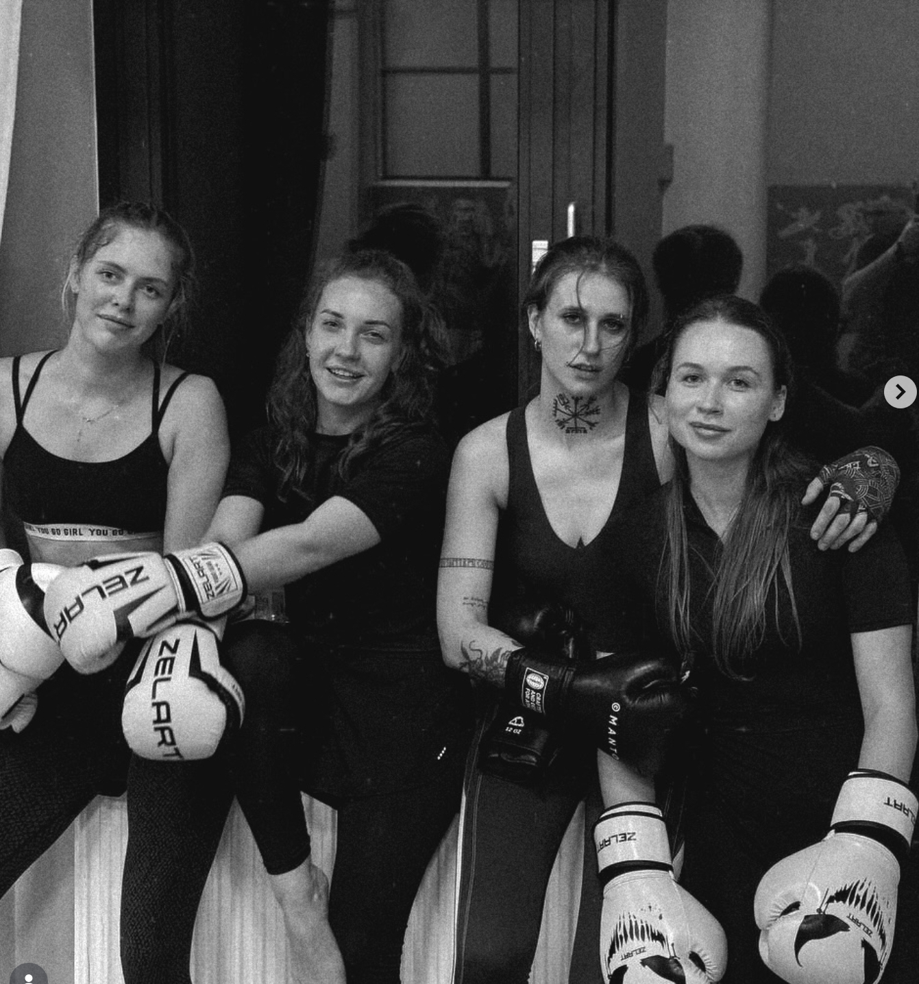 Grupa kobieca po treningu fitboxingu w rękawicach bokserskich