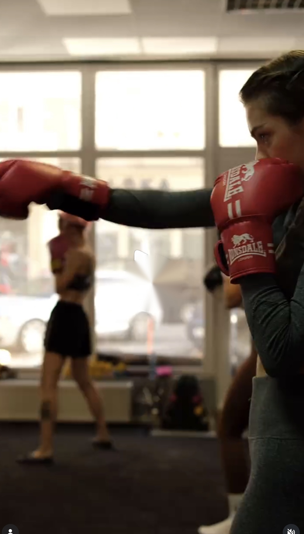Uderzenie w łapy bokserskie na zajęciach fitboxingu