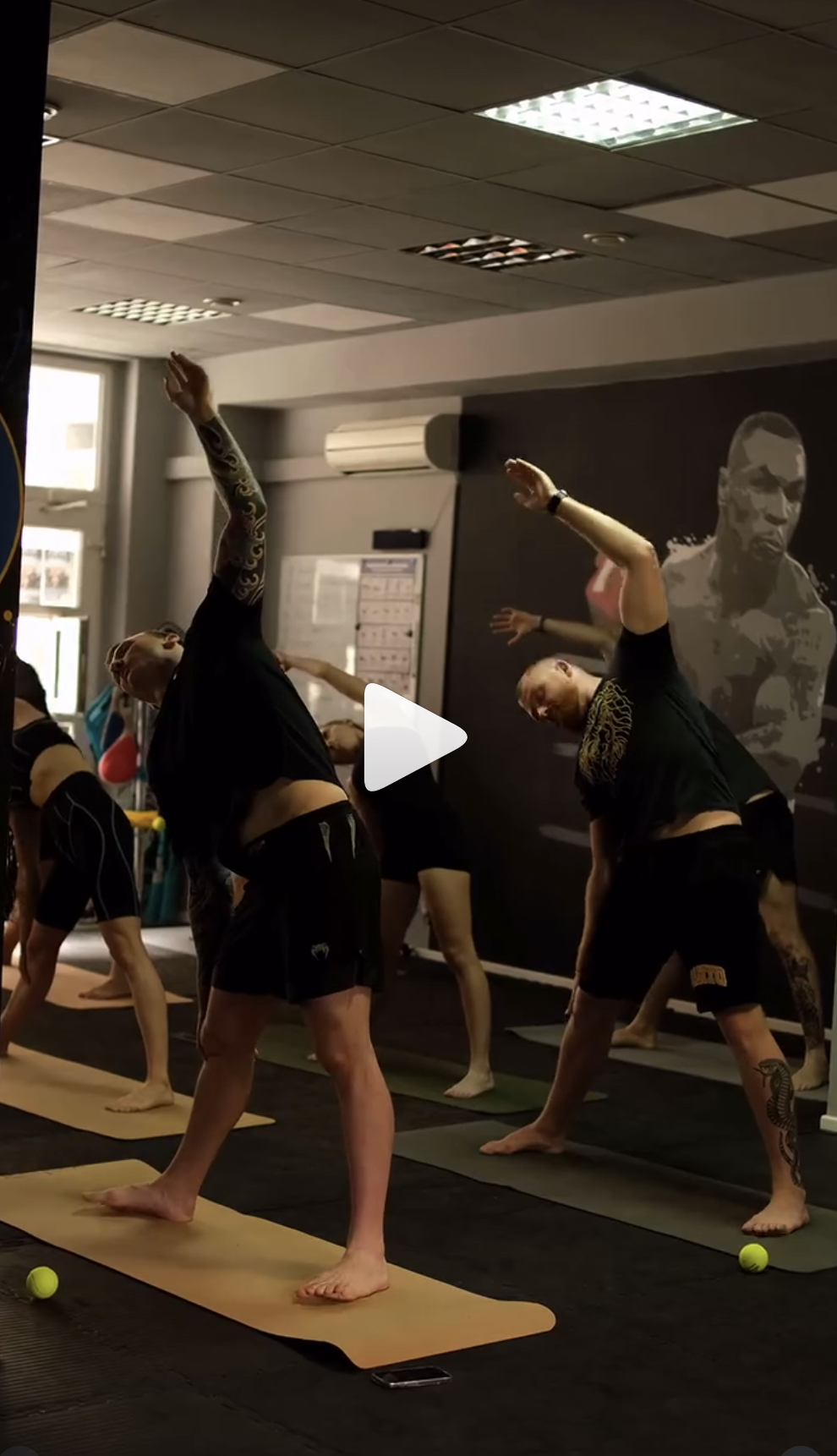 Grupowe zajęcia stretchingu w klubie